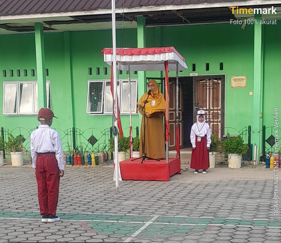 Upacara Bendera Senin Pagi Tanamkan Kepedulian Siswa terhadap Lingkungan